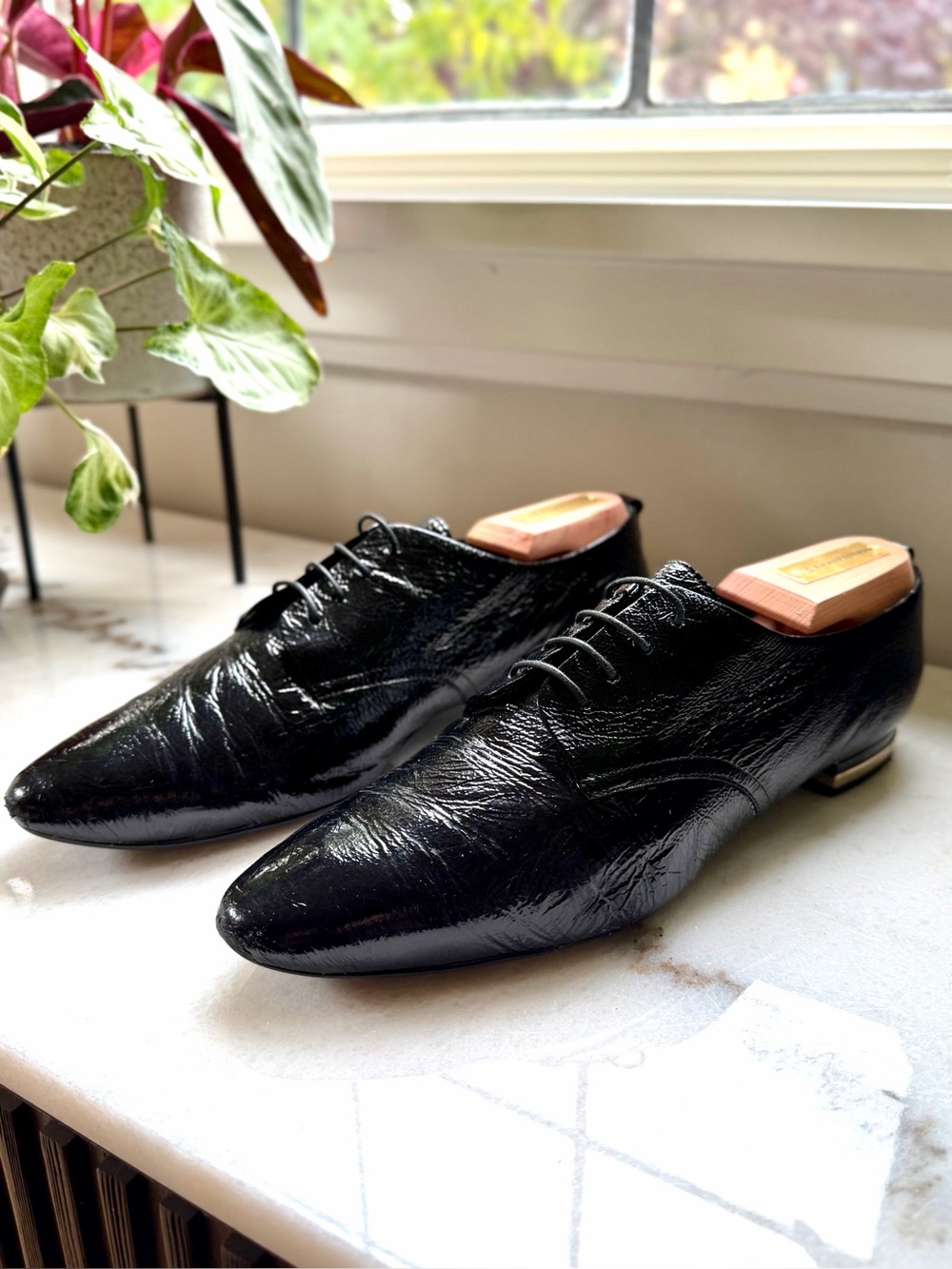 AGL Pointy Toe Derby Black Crinkled Patent Leather Lace-Up Flats